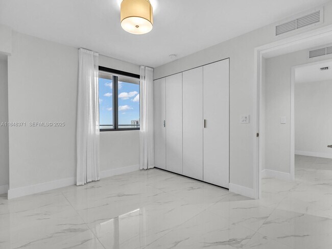 Building Photo - 700 NE 24th St