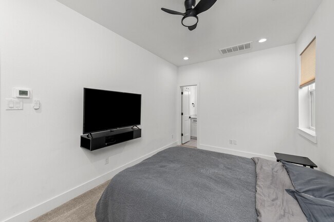 Building Photo - 3030 Live Oak St