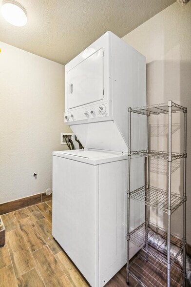 Building Photo - 1727 Pearl St