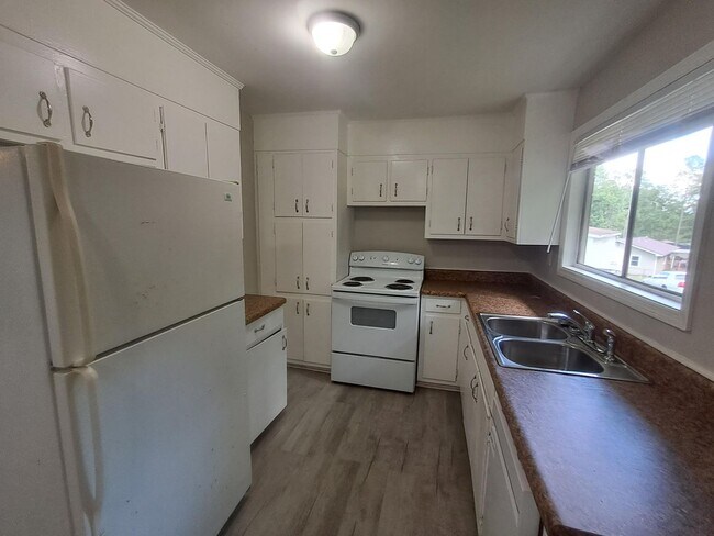 Building Photo - 3 bedroom 1 bath home