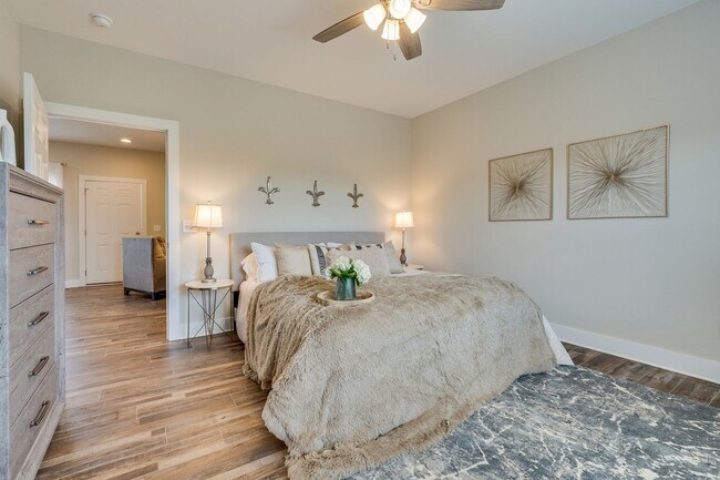 Building Photo - Beautifully Furnished Executive Home – Fle...
