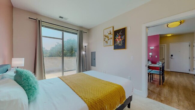 Building Photo - 573 Bedford St