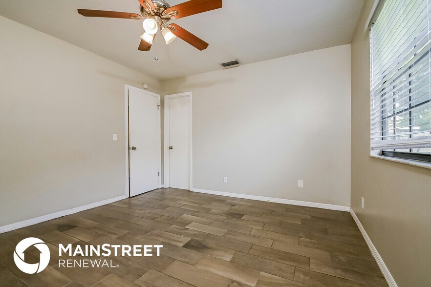 Building Photo - 604 Breezeway Ct