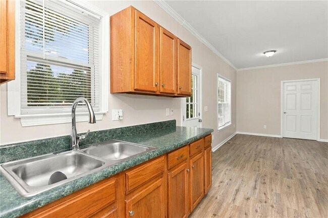 Building Photo - 841 Ridge Ave NW