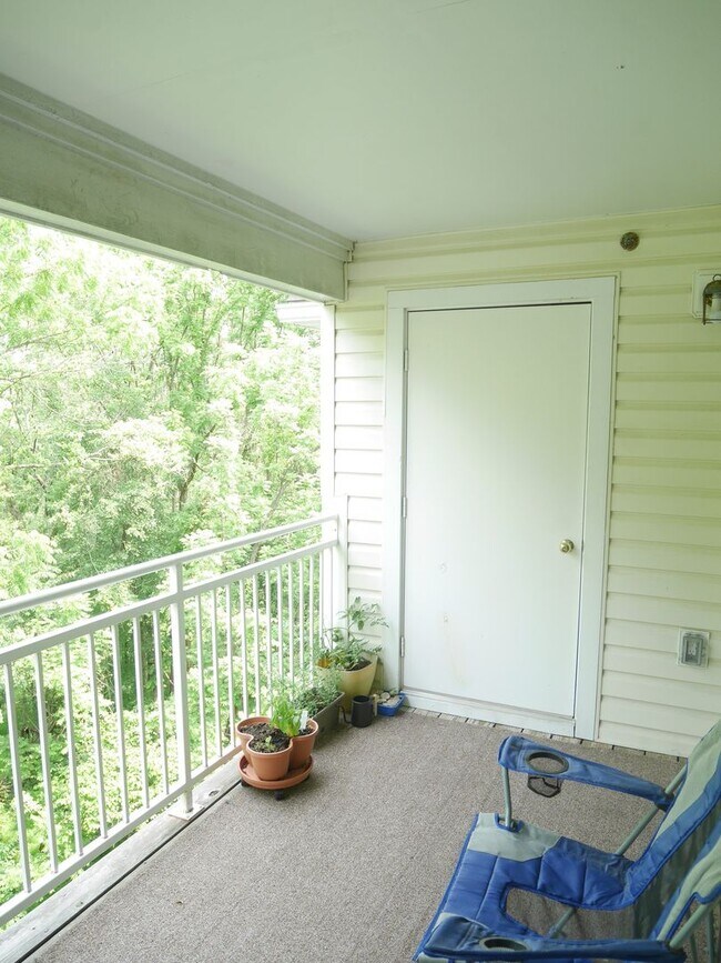 Building Photo - 2 Bedroom Condominium in Sought After Comm...