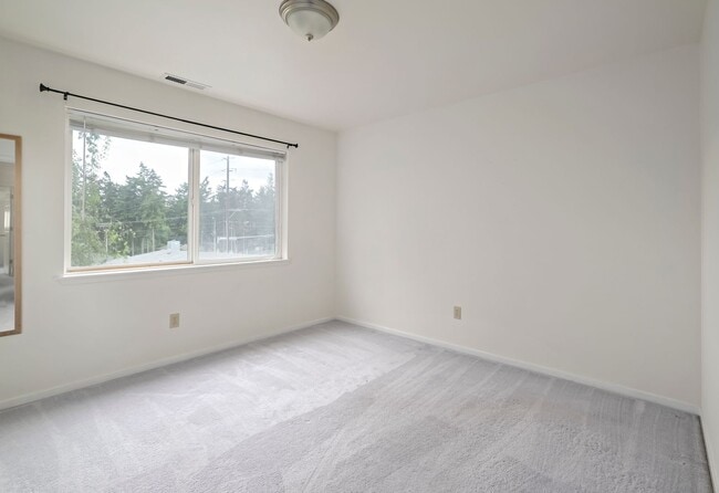 Building Photo - 3 Bedroom and 2.5 Bath Townhouse