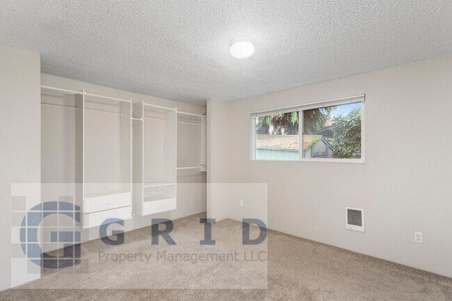 Building Photo - Two Bedroom Apartment Available - Private Yard Space - $500 MOVE IN SPECIAL!