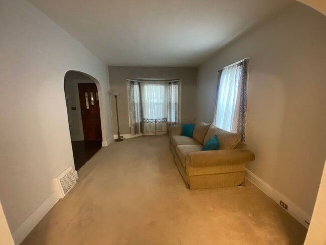 Building Photo - 3 Bed 2 Bath