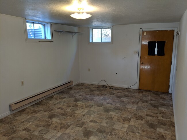 Building Photo - 2 bedroom 1 bath basement duplex with larg...