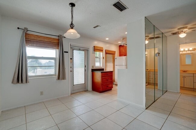 Building Photo - 2111 NE 1st Ct