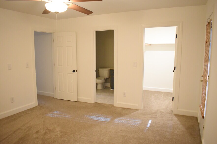 Building Photo - 2720 Oleander Dr