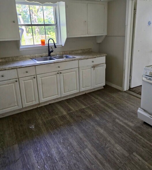 Building Photo - 415 Randall St