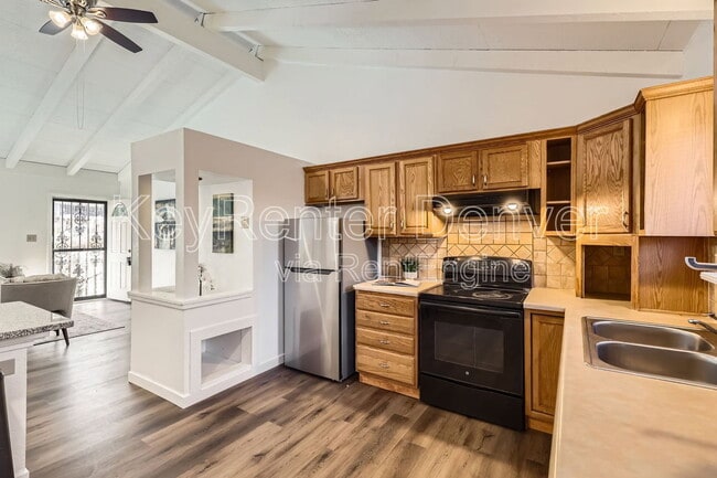 Building Photo - 969 S Miller Way