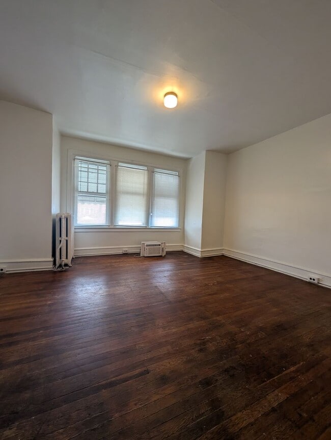 Building Photo - Now Showing!