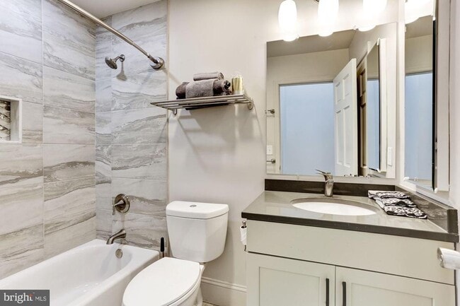 Building Photo - 638 G St NE