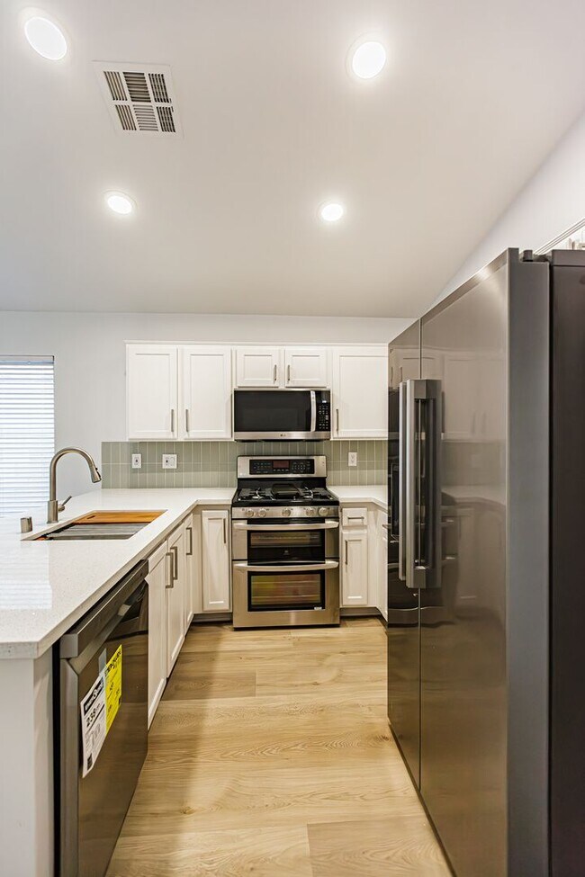 Building Photo - Stunning 3-bedroom One Story Home