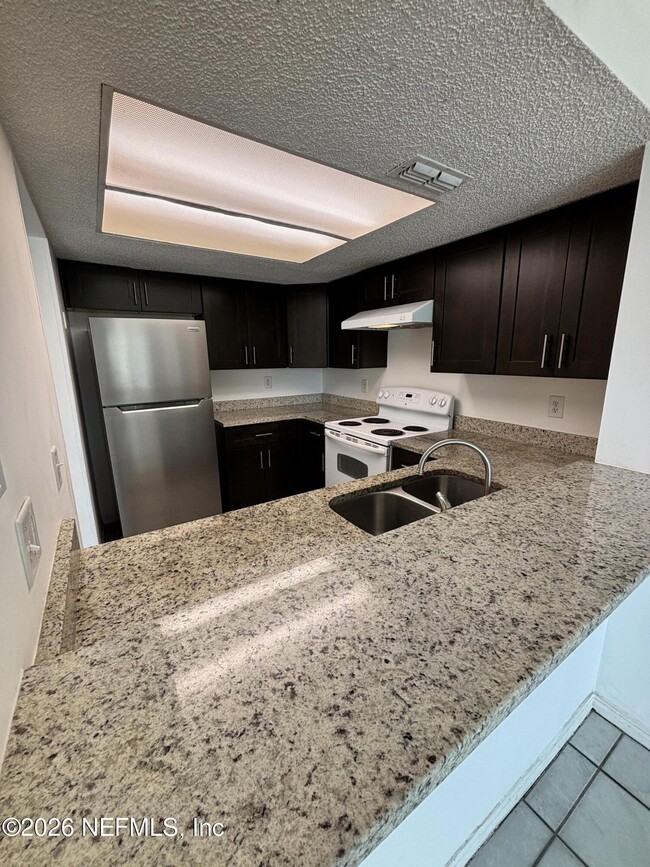 Building Photo - 221 6th St S