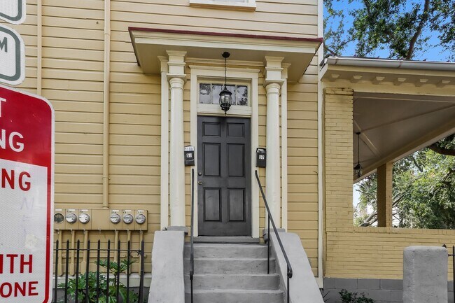 Building Photo - 3 bed / 2 bath ~ Just minutes from CofC and MUSC