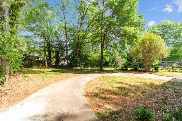 Building Photo - 8 Larose Dr SW