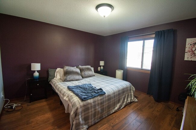 Building Photo - Spacious NW Home with Fenced Yard & Deck