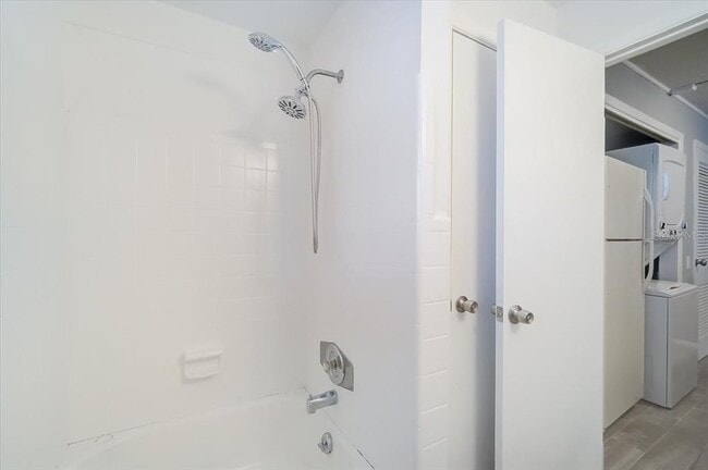 Building Photo - 1223 Cocoanut Ave