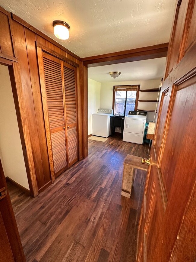 Building Photo - Sunny Fieldbrook 2/1 Stand Alone House – Cat Friendly