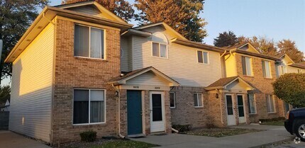 Building Photo - 2 Bedroom Lower Condo w/ Private Entrance....