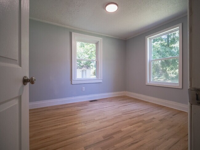Building Photo - 507 8th Ave Ext