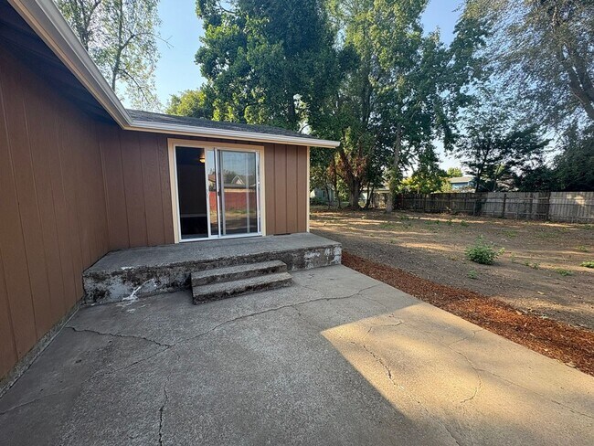 Building Photo - 3 Bedroom/2 Bath single story home