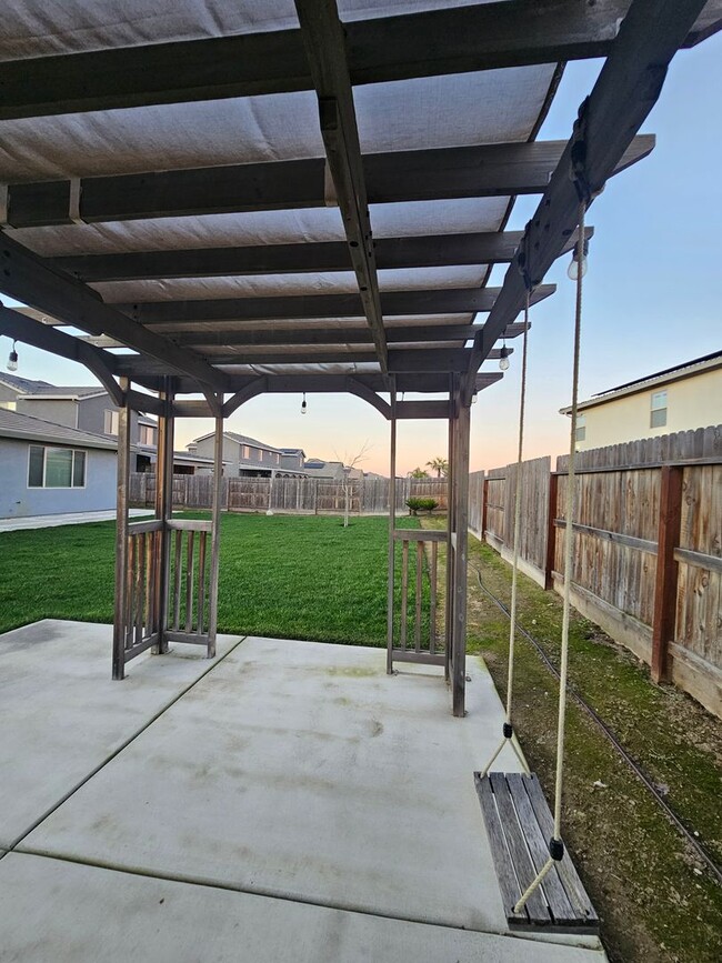 Building Photo - Beautiful Home in Gated Community