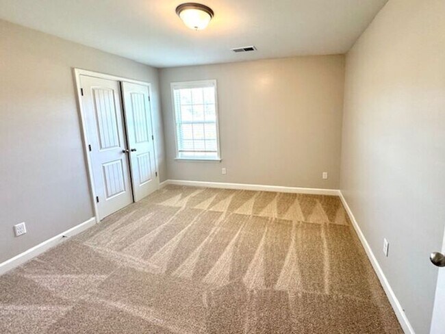 Building Photo - Now Lasing a 4 Bedroom 2.5 bath home in Ho...