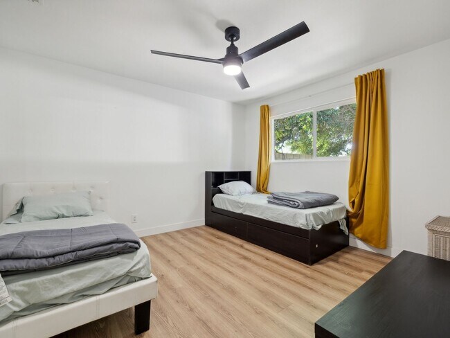 Building Photo - Fully Furnished 3 Bedroom 2 Bath - Single ...