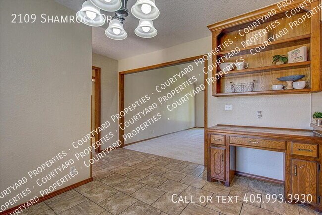 Building Photo - 2109 Shamrock Dr