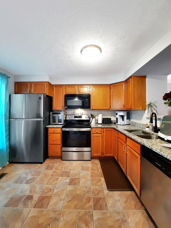 Building Photo - Spacious 3BR/2.5BA End-Unit TH in Windsor Mill + Move-In Special!