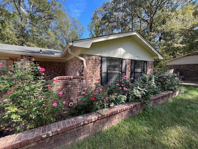 Building Photo - 16 Eastwood Dr