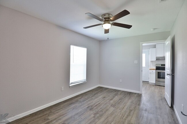 Building Photo - 3 bed, 2 bath, updated with all appliances provided!