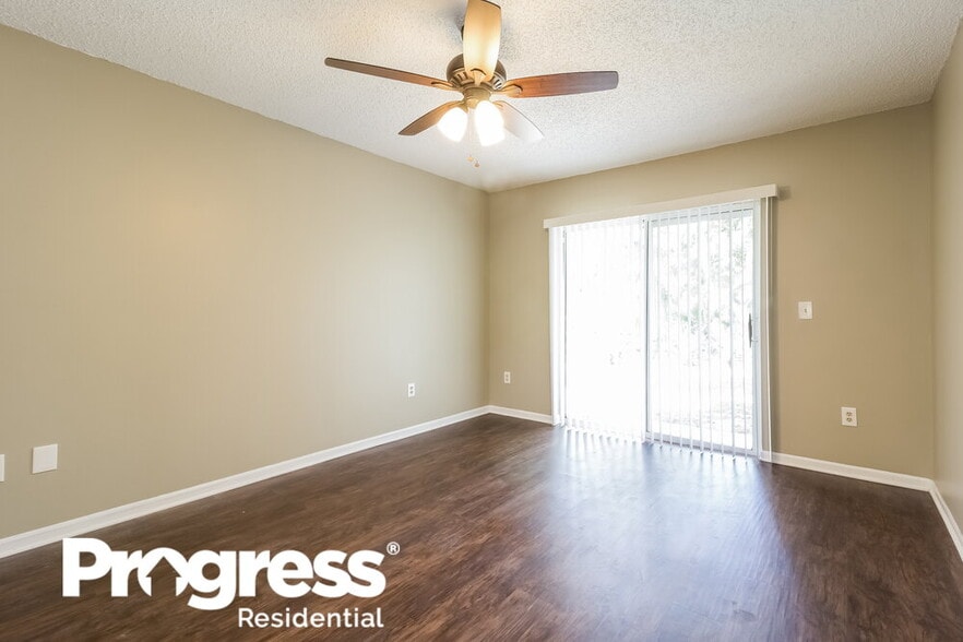 Building Photo - 637 Silver Birch Pl