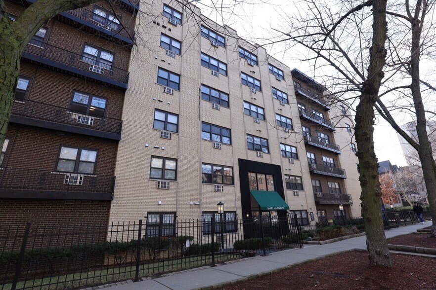 Primary Photo - 448 W Barry Ave