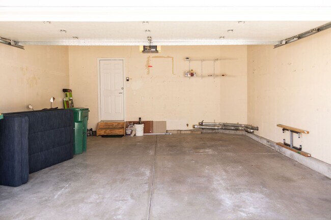 Building Photo - 2960 Newport Cir