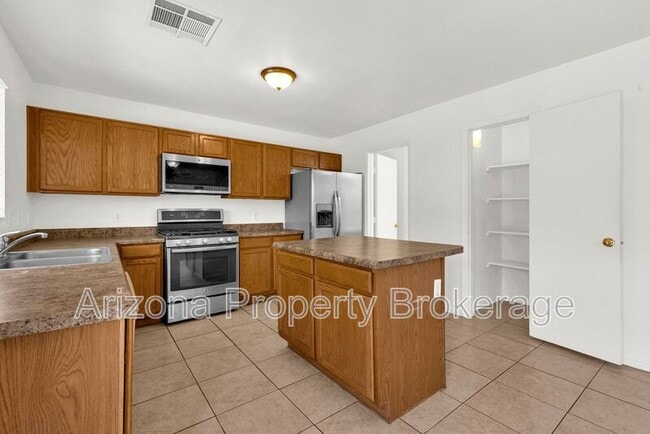 Building Photo - 1525 E Betsy Ln