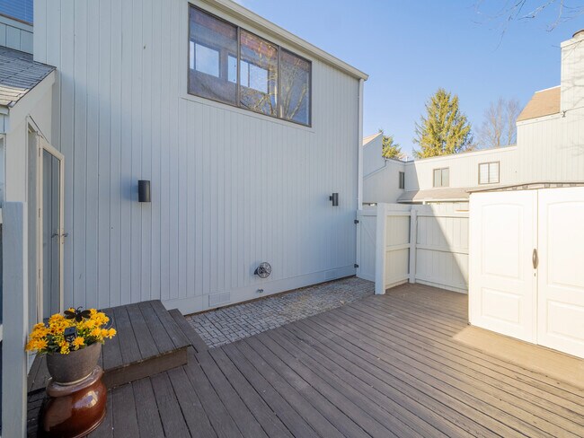 Building Photo - 2 Cypress Ln