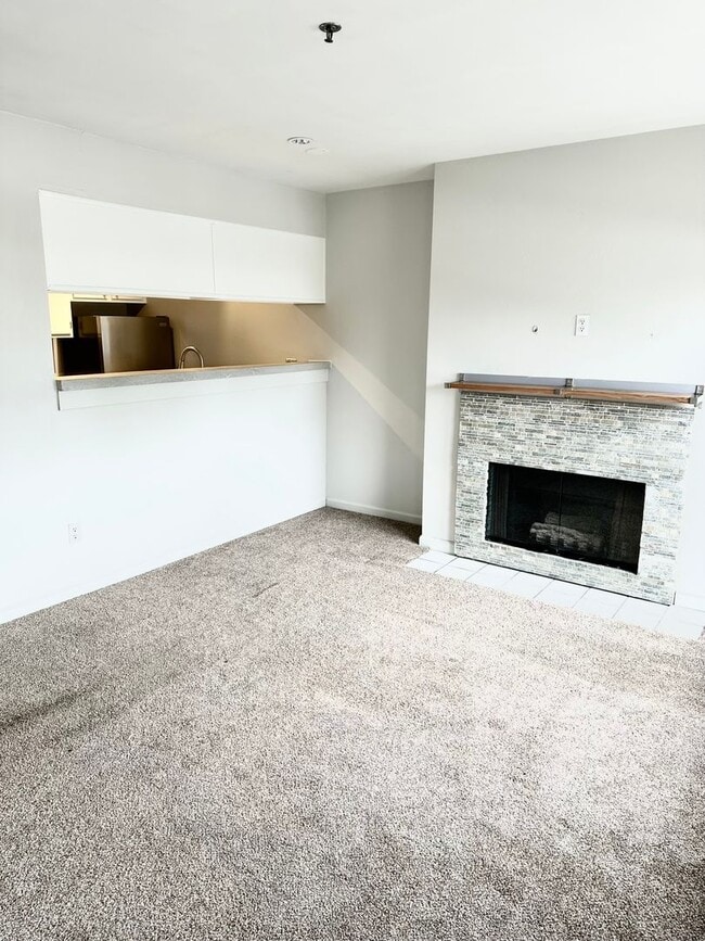 Building Photo - 1 bedroom, 1 bathroom Condo with City View!
