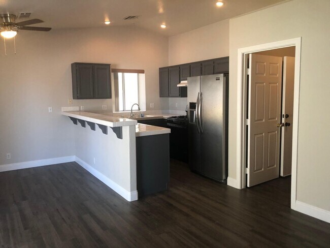 Building Photo - Showings Available NOW