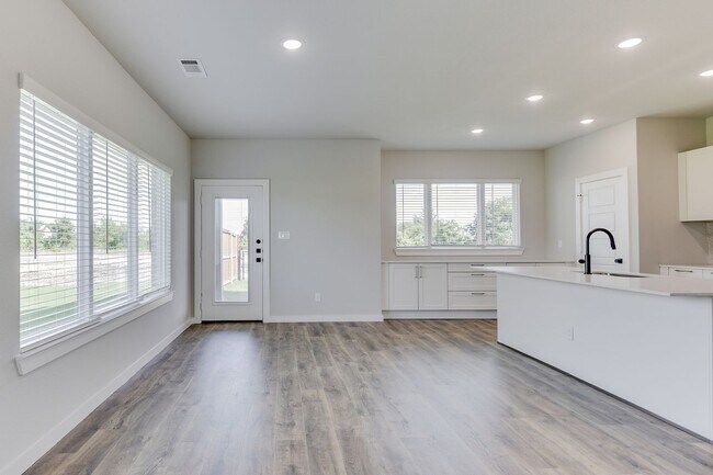 Building Photo - AVAILABLE NOW! EDGEWOOD ESTATES LUXURIOUS TRIPLEX LOCATED ON 1-ACRE LOT IN MIDLOTHIAN, TX!