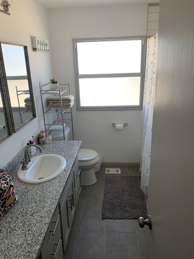 Building Photo - Pre Leasing for fall 2026! 3/2 in Medical District