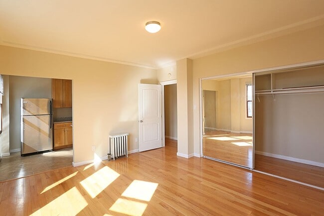 Building Photo - Spacious floor studio in Central Richmond,...