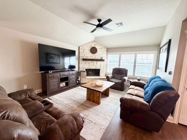 Building Photo - Beautiful 4 Bedroom Rental with Garage & Outdoor Living Space