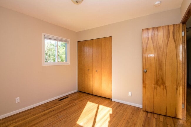 Building Photo - 2420 N Circle Dr