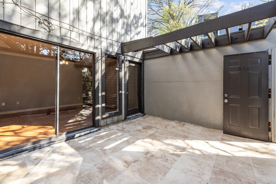 Building Photo - 3350 Altamont S