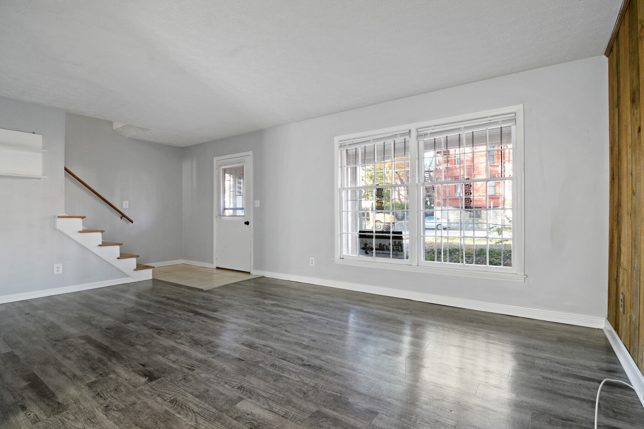 Building Photo - 402 W Hill St